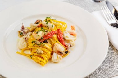 Deniz ürünleri makarna spagetti ile deniz ürünleri kokteyl