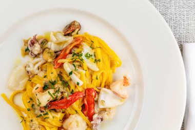 Deniz ürünleri makarna spagetti ile deniz ürünleri kokteyl