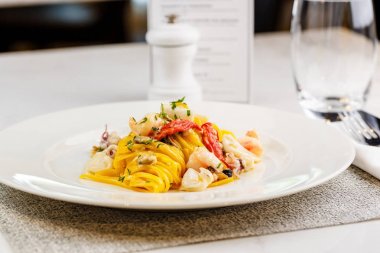 Deniz ürünleri makarna spagetti ile deniz ürünleri kokteyl