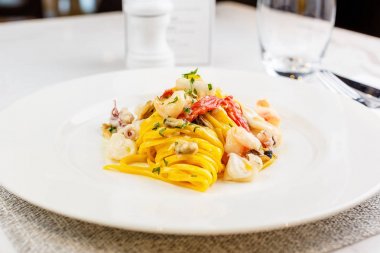 Deniz ürünleri makarna spagetti ile deniz ürünleri kokteyl