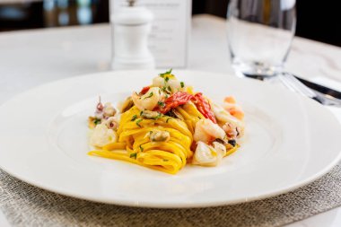 Deniz ürünleri makarna spagetti ile deniz ürünleri kokteyl