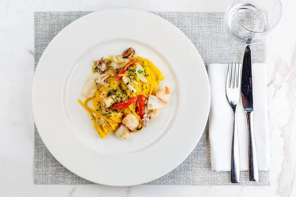 Deniz ürünleri makarna spagetti ile deniz ürünleri kokteyl