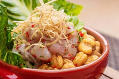 Lupini fasulye ve çiğ balık ile taze salata marul yaprak kase ile servis.