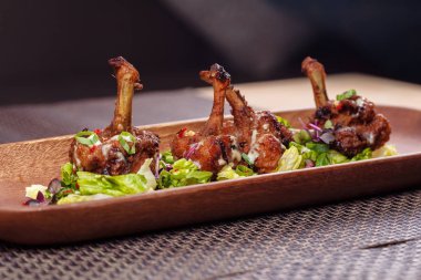 ızgara tavuk kanatları üzerinde ahşap kurulunda görev yapmaktadır.