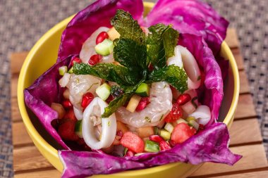 Sebze salatası ham kalamar ve karides.