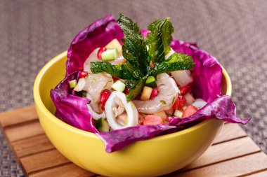 Sebze salatası ham kalamar ve karides.