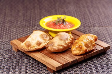 Salsa ayyaş ile tipik İspanyol empanadas.