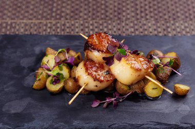 Kavrulmuş genç patates ile ızgara tarak