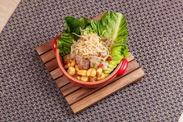 Lupini fasulye ve çiğ balık ile taze salata marul yaprak kase ile servis.