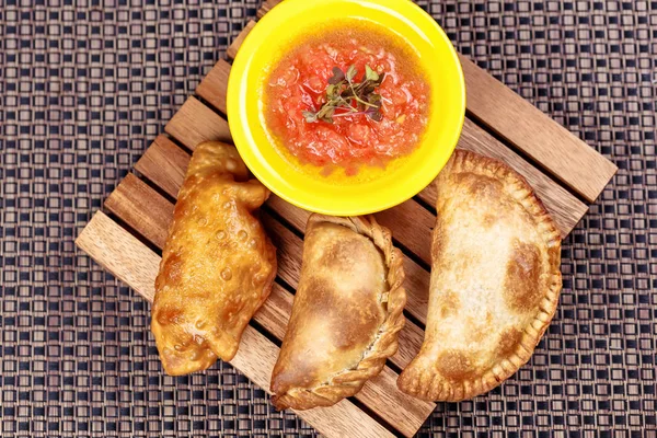 Empanadas típicas españolas con salsa . — Foto de Stock