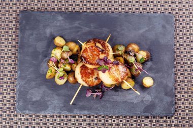 Kavrulmuş genç patates ile ızgara tarak