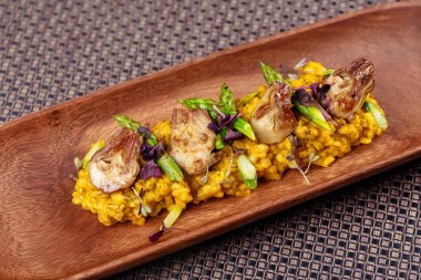 Geleneksel İspanyol rice enginar ve kuşkonmaz ile.