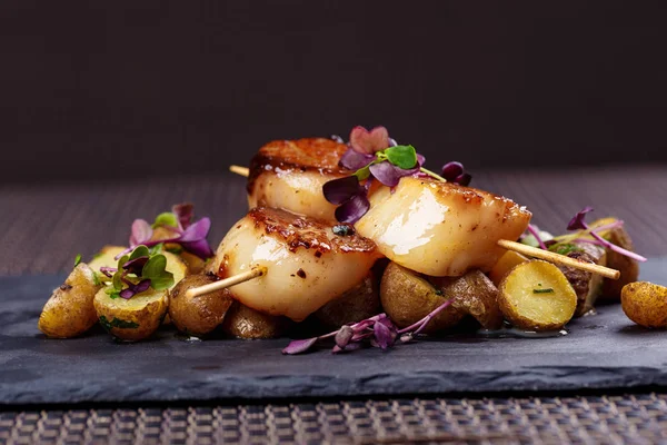 Grilled scallops with roasted young potatoes — Stock Photo, Image