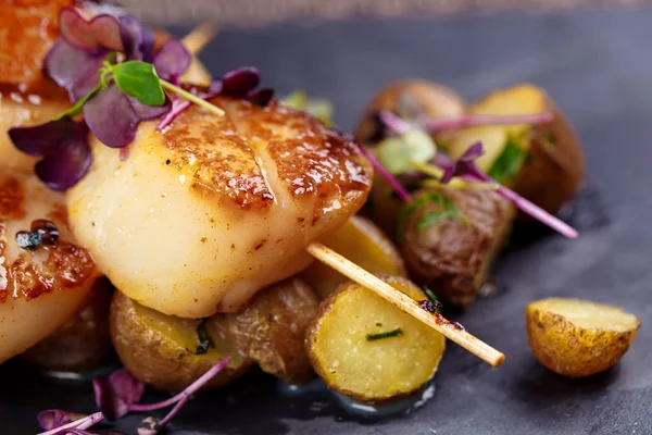 Kavrulmuş genç patates ile ızgara tarak