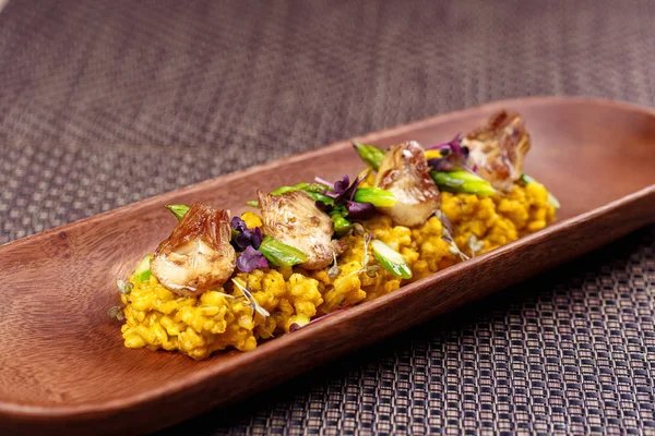 Geleneksel İspanyol rice enginar ve kuşkonmaz ile.