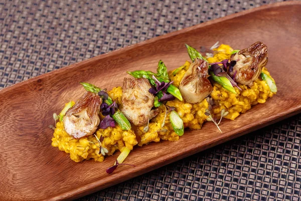 Geleneksel İspanyol rice enginar ve kuşkonmaz ile.