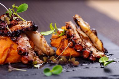 Izgara ahtapot patates püresi ile servis