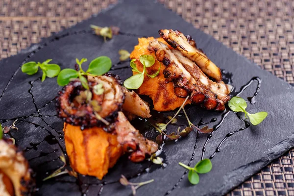Grilled octopus served with mashed potatoes — Stock Photo, Image