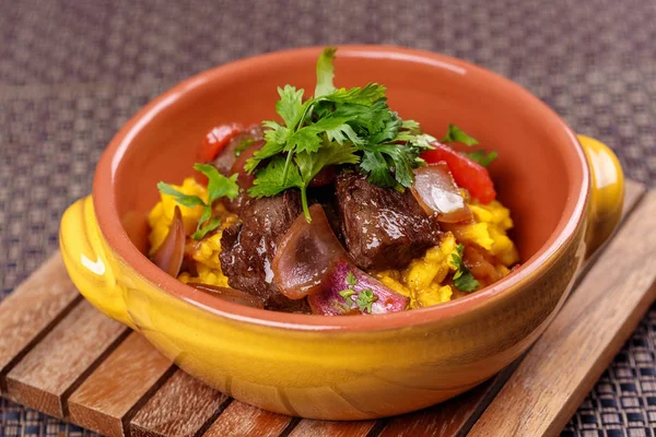 Carne a la parrilla con arroz radicional español decorado con perejil — Foto de Stock