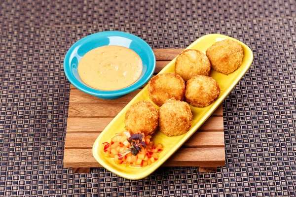 Derin kızarmış peynir topları sause ile