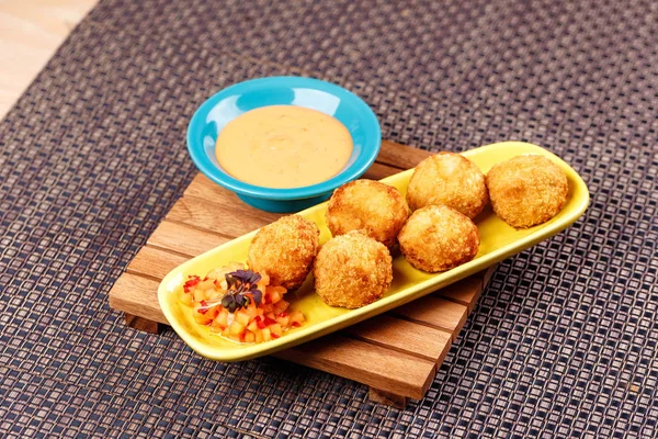 Derin kızarmış peynir topları sause ile