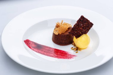 Çikolatalı fondan limon dondurma ve frambuaz sos ile