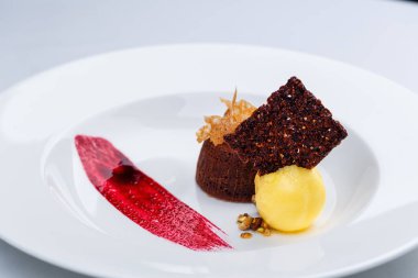 Çikolatalı fondan limon dondurma ve frambuaz sos ile