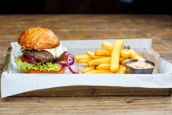 Tahta masada hamburger ve patates kızartması.