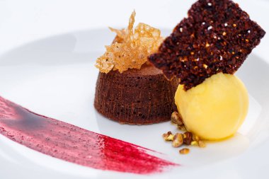 Çikolatalı fondan limon dondurma ve frambuaz sos ile