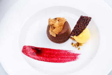 Çikolatalı fondan limon dondurma ve frambuaz sos ile