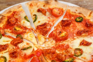 Enginar pizza üzerinde metal bir kürek