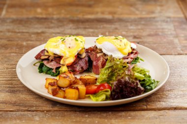 Hamburger, hamburger ızgara sığır eti, yumurta, peynir, pastırma ve sebze ile