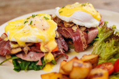 Hamburger, hamburger ızgara sığır eti, yumurta, peynir, pastırma ve sebze ile