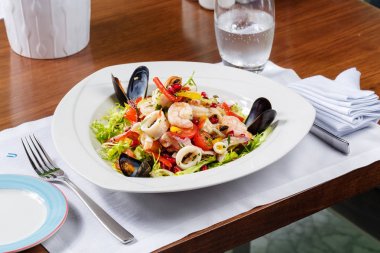 Salata deniz ahtapot, midye, mürekkep balığı yüzük ve karides kokteyl