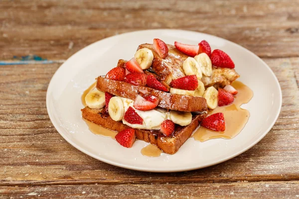 Çilek, muz ve dondurma bal tatlı routons