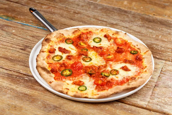 Enginar pizza üzerinde metal bir kürek