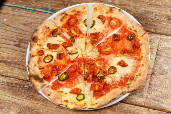 Enginar pizza üzerinde metal bir kürek