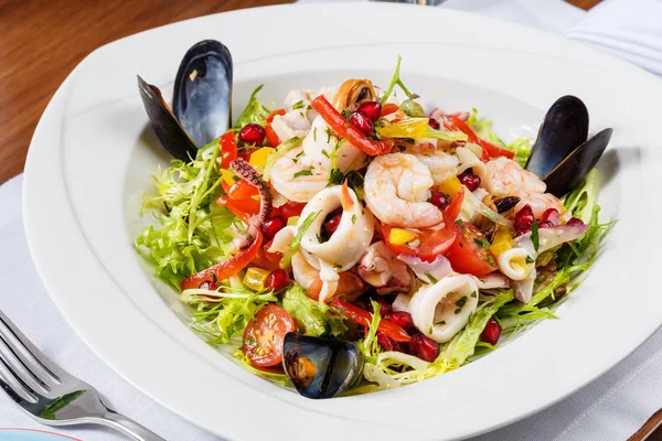 Salata deniz ahtapot, midye, mürekkep balığı yüzük ve karides kokteyl