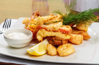 Ekmekli karides - Kral içinde kaplı düz ve baharatlı ekmek kırıntıları karides ve kızartılmış