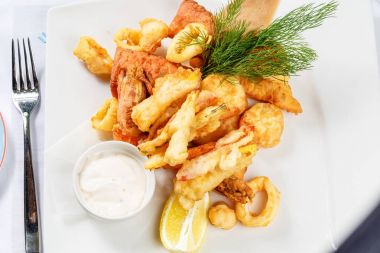 Ekmekli karides - Kral içinde kaplı düz ve baharatlı ekmek kırıntıları karides ve kızartılmış