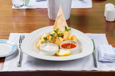 Ekmekli karides - Kral içinde kaplı düz ve baharatlı ekmek kırıntıları karides ve kızartılmış