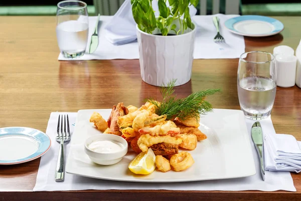 Ekmekli karides - Kral içinde kaplı düz ve baharatlı ekmek kırıntıları karides ve kızartılmış