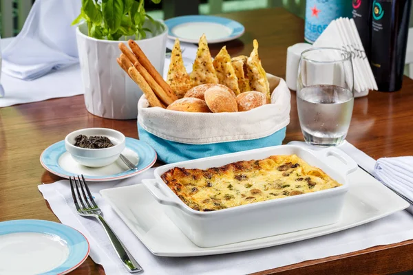 Ekmek sepeti ile bir pişirme çanağı içinde taze lazanya.