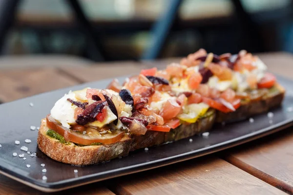 Bruschetta med körsbärstomater, mozzarella. — Stockfoto