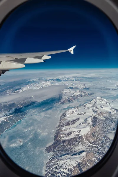 Dağ, okyanus ve buz delikleri ile Grönland uçak görünümü