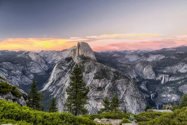 Puesta de sol de media cúpula en el Parque Nacional Yosemite , — Foto de Stock