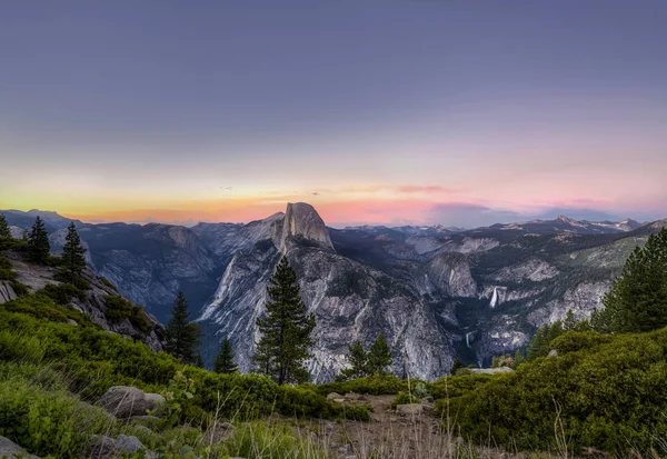 Half Dome ηλιοβασίλεμα σε εθνικό πάρκο Yosemite, — Φωτογραφία Αρχείου