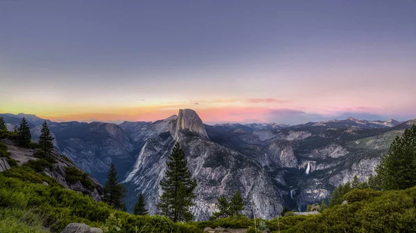 Puesta de sol de media cúpula en el Parque Nacional Yosemite , — Foto de Stock