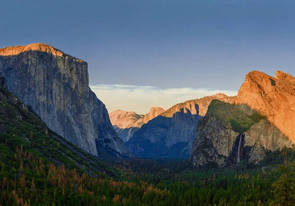 Valle del Parque Nacional Yosemite desde la Vista del Túnel — Foto de Stock