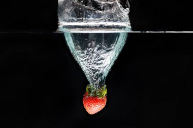 Suya dökülen bir çilek